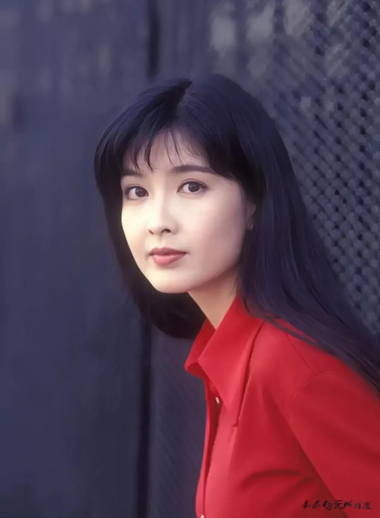 周慧敏是一位备受关注的香港女演员和歌手，她的外貌和气质也备受赞誉。以下是一些关于