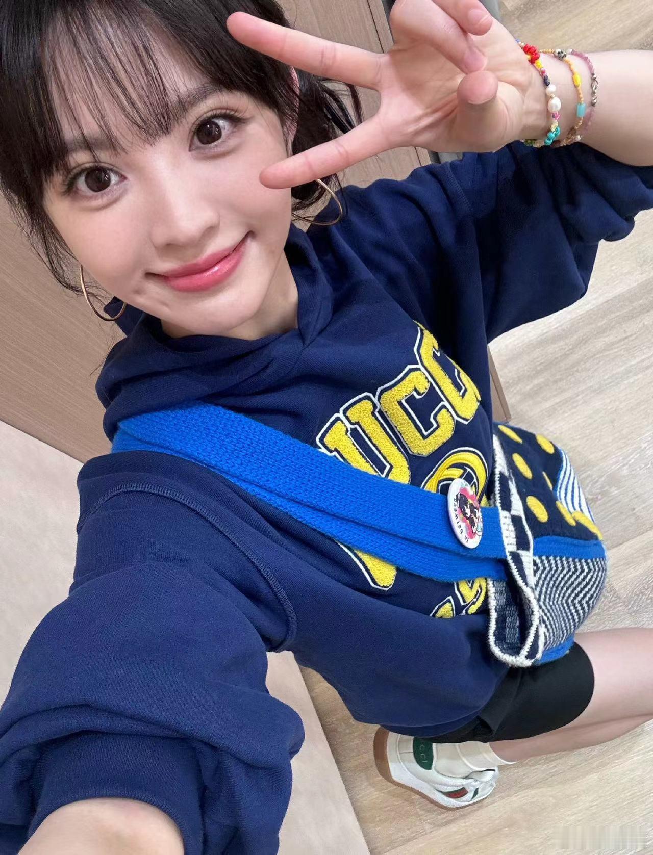 #田曦薇卫衣短裤造型#田曦薇蓝色系look，卫衣配短裤造型青春洋溢元气十足，电梯
