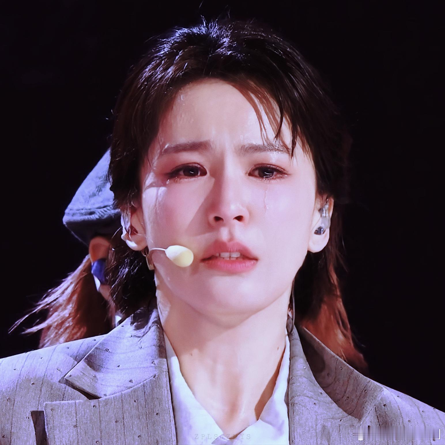 曾沛慈回应人气断层第一被曾沛慈圈粉！乘风人气断层第一，凭实力与情怀赢全网认可。她