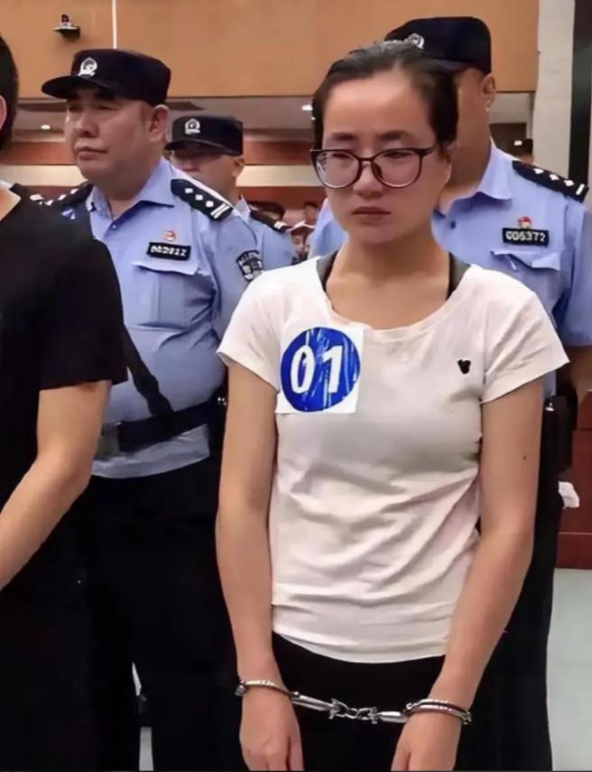 2019年，正在读硕士的杨春燕，在教室上课时被警方带走。老师一脸惊讶地说：“是不