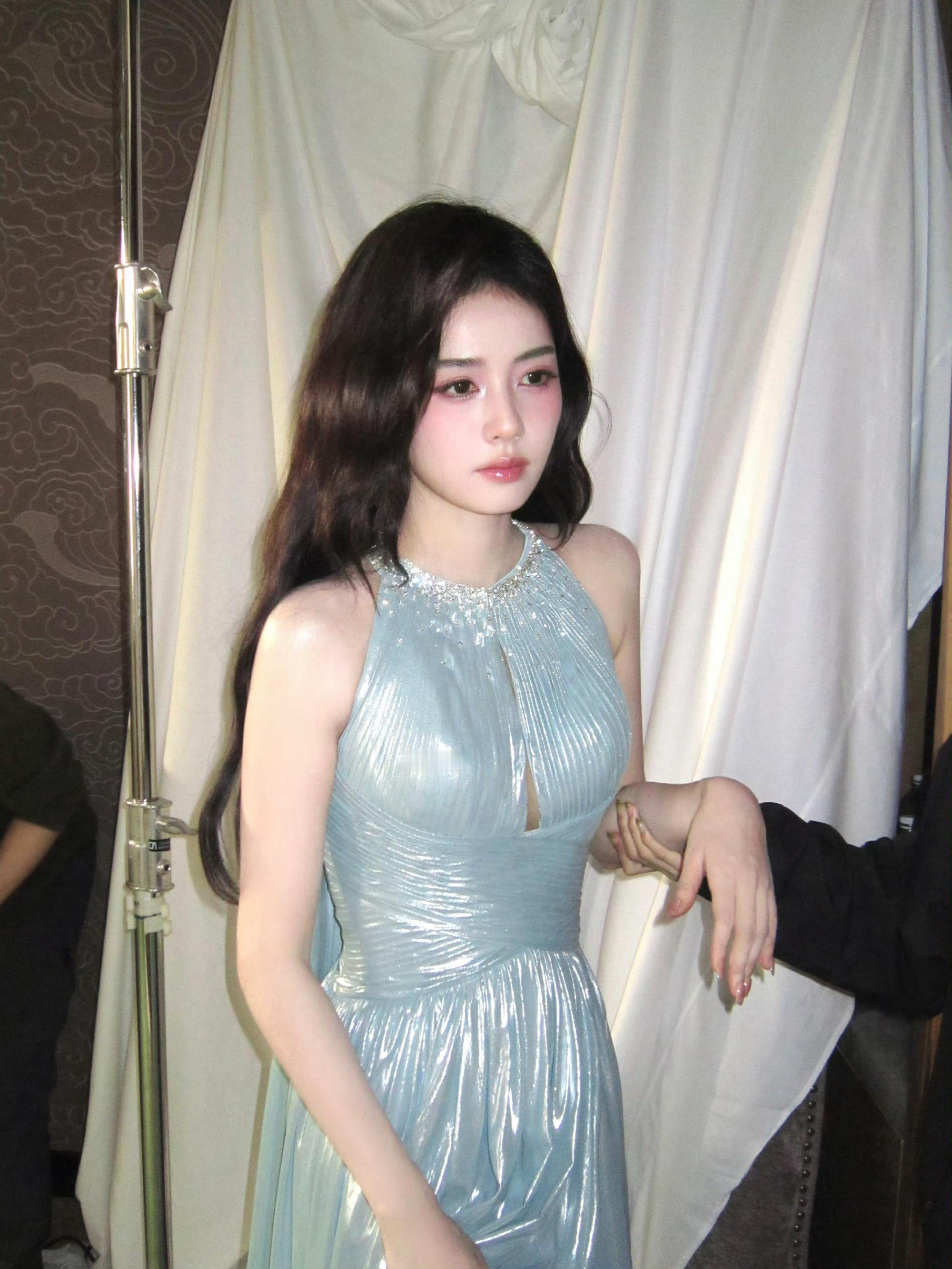 白鹿蓝色流光裙白鹿冰蓝色挂脖流光裙白鹿蓝色流光裙耀眼又美丽 