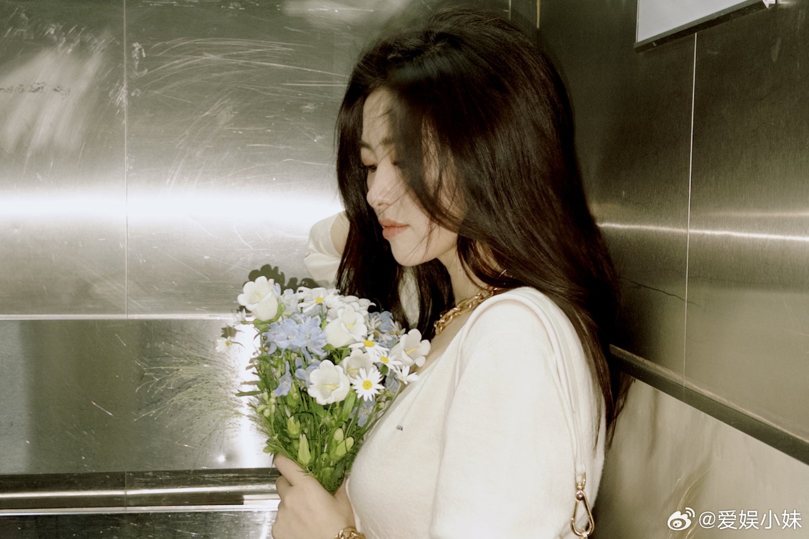 朱珠捧花回眸 风情万种却不张扬，这才是独属于朱珠的高级美感。 