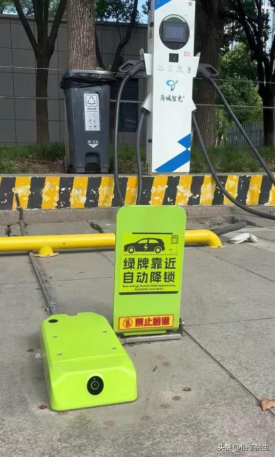 公共机构充电设施新规要求充电车位占比不低于25%，这纸政策能破解新能源汽车"充电