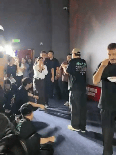 龙餐馆路演沈腾现场撒饭一饭封神 沈腾现场撒饭的视频我看了一百遍！自己先猛炫几口，