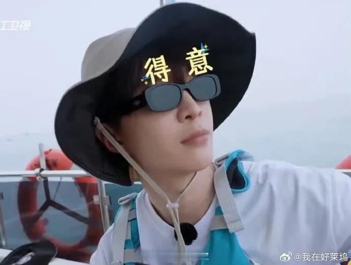 范丞丞单膝下跪给沈羽洁拍照范丞丞给沈羽洁拍照奔跑吧录制现场来袭，范丞丞贴心单膝跪