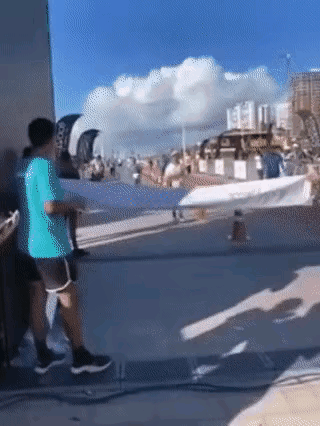 画面中显示的内容，都是功亏一篑的一瞬间，原本处在第一位置的人，麻痹大意，放松了警