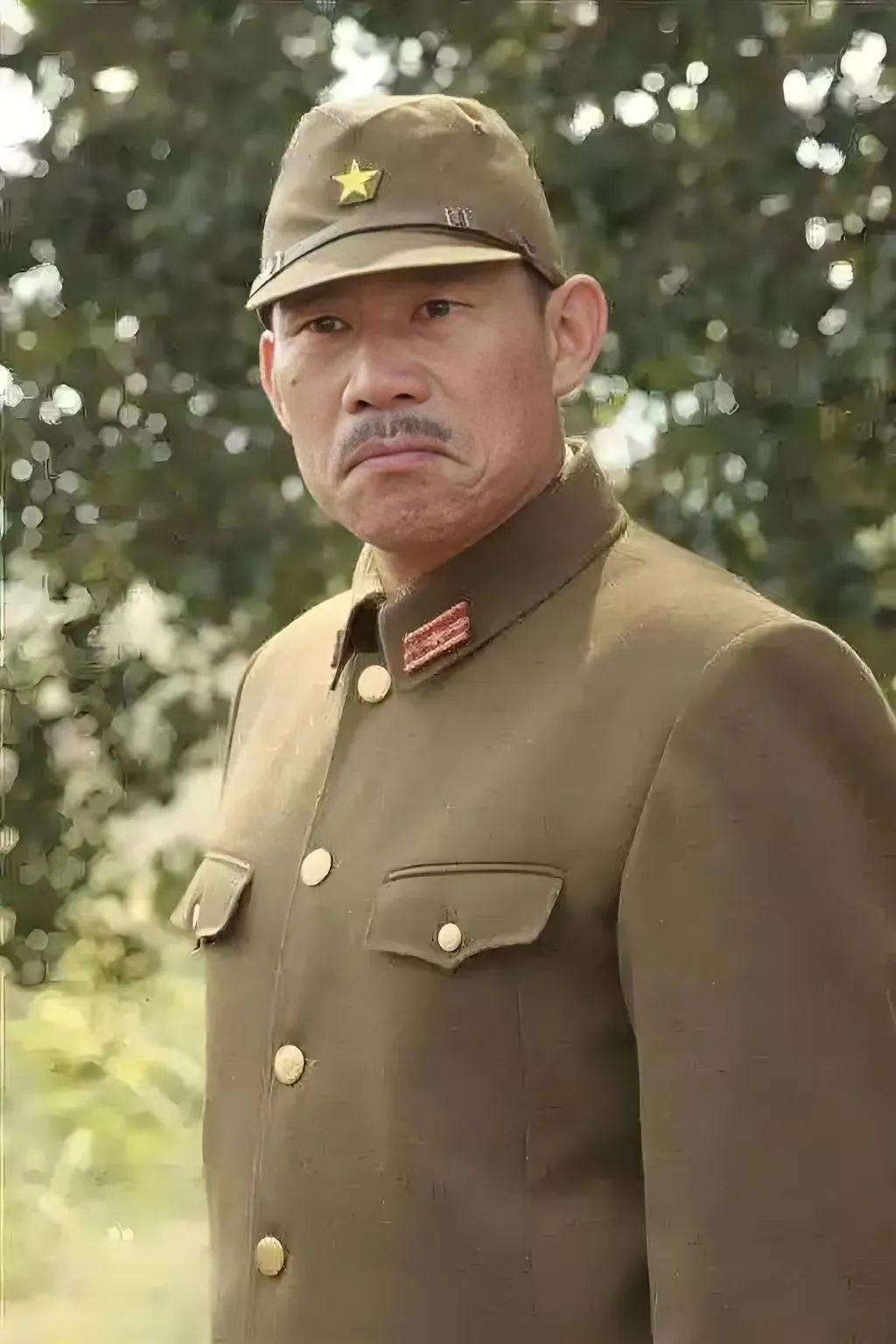 拍《亮剑》的时候，剧组因为资金紧张，找不到会日语的演员，于是导演来到片场对那些群