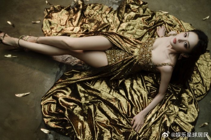 娜扎 人间维纳斯 救命！娜扎红毯美到窒息😭鎏金长裙勾勒绝美身段，长腿比例逆天，