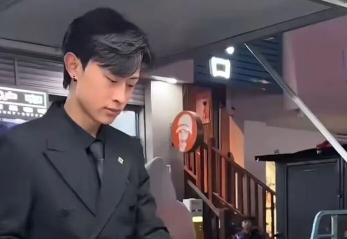 19岁网红突然爆火，穿西装在街边炒饭，一份10元能月入5万 