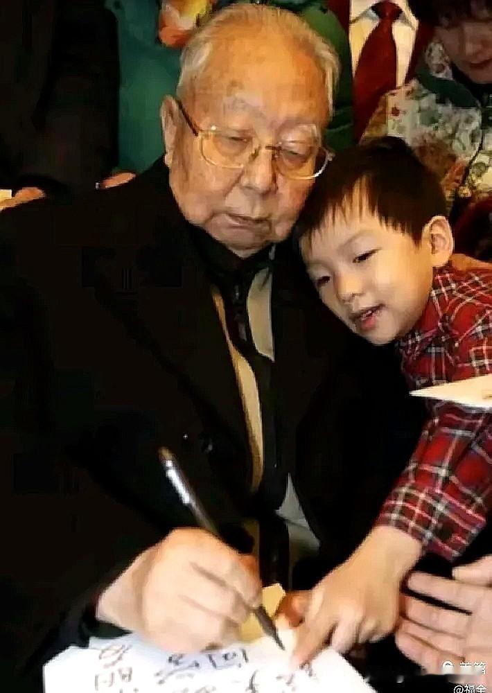 2007年12月26日，华国锋给毛主席的曾孙毛东东题写赠语：毛东东小朋友，好好学