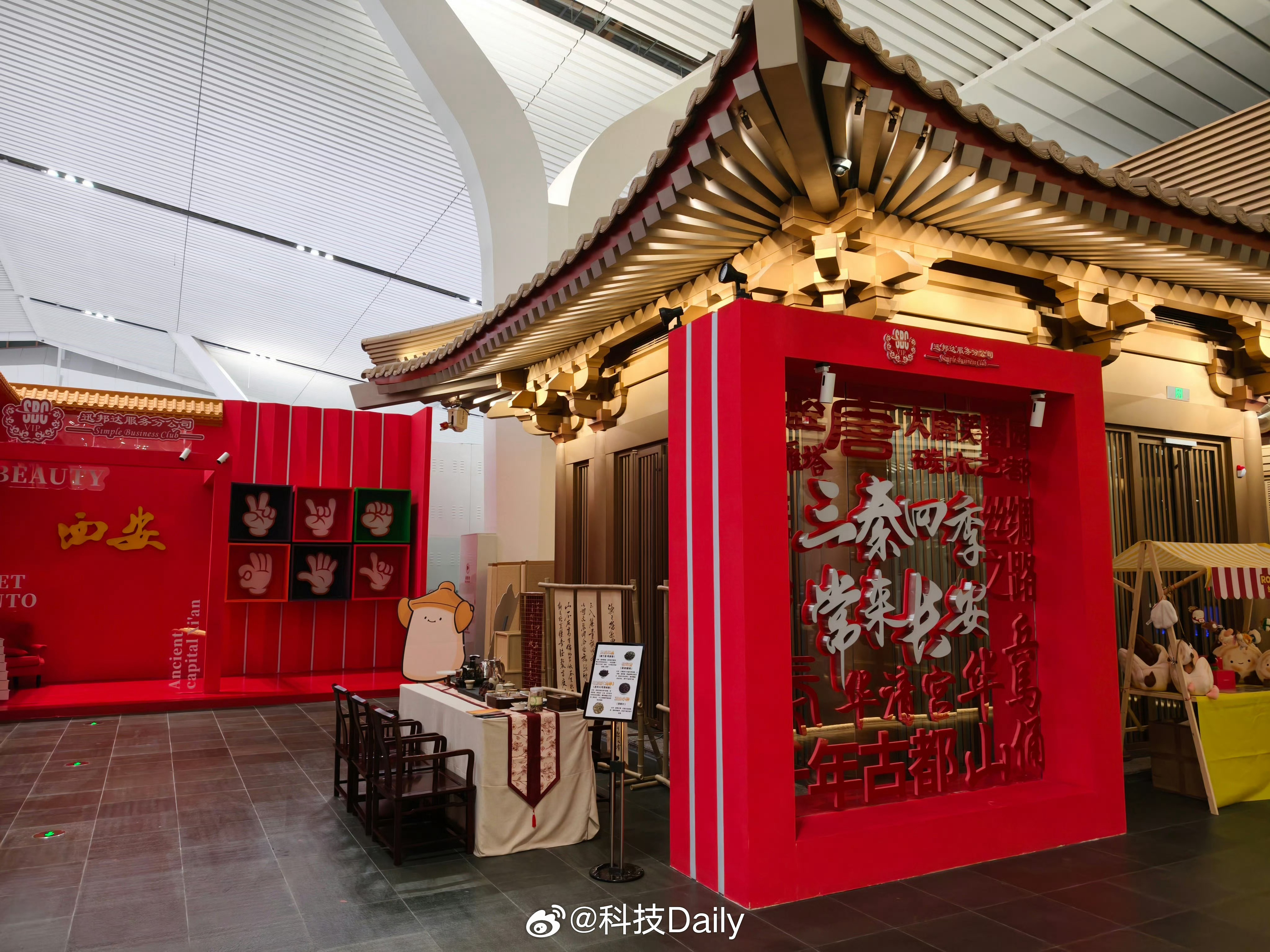 华裔女子西安刚下飞机就被历史暴击 西安机场建的确实好，亭台楼阁的简直绝了，属于是