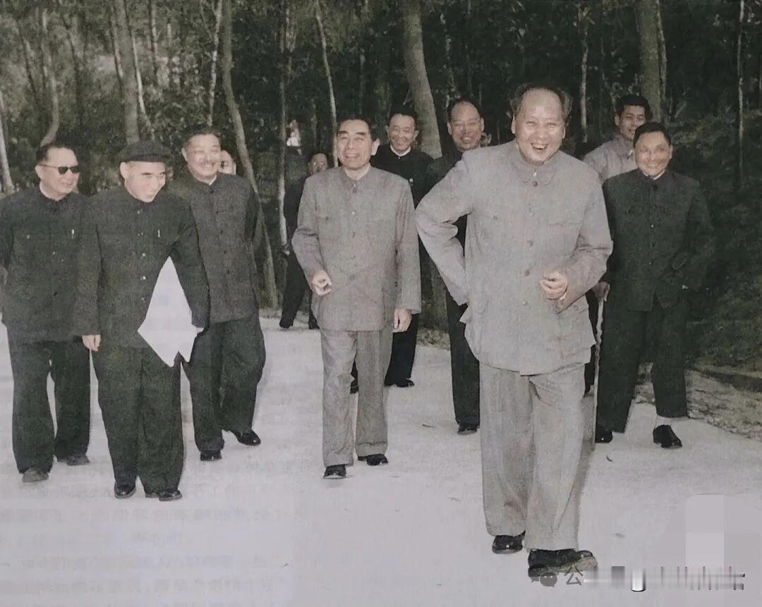 1960年2月，伟人毛泽东主席出席中央军委会议。