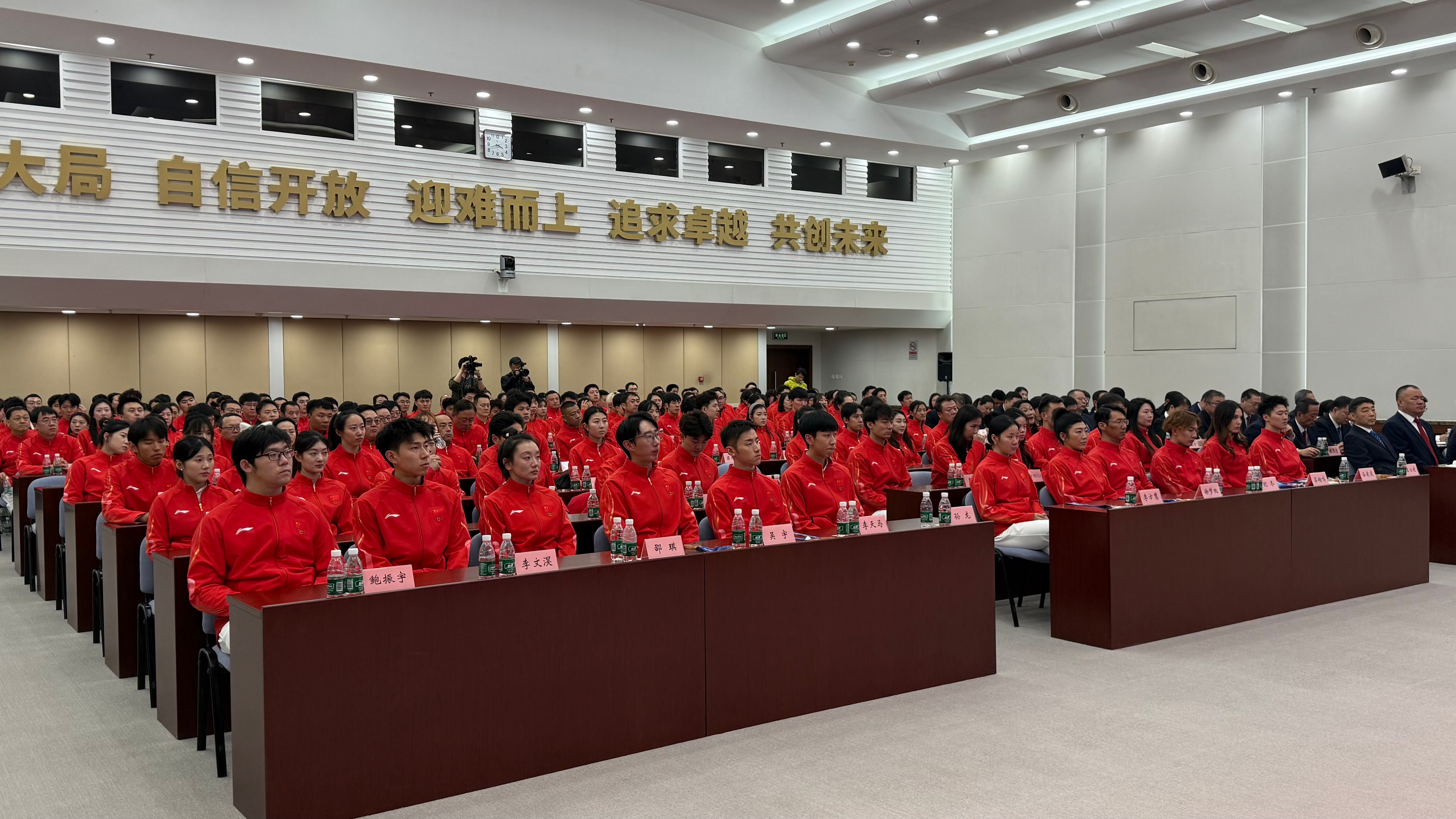 中国体育代表团总结大会举行米兰冬奥会冬中国体育代表团总结大会举行，看到了谷爱凌的