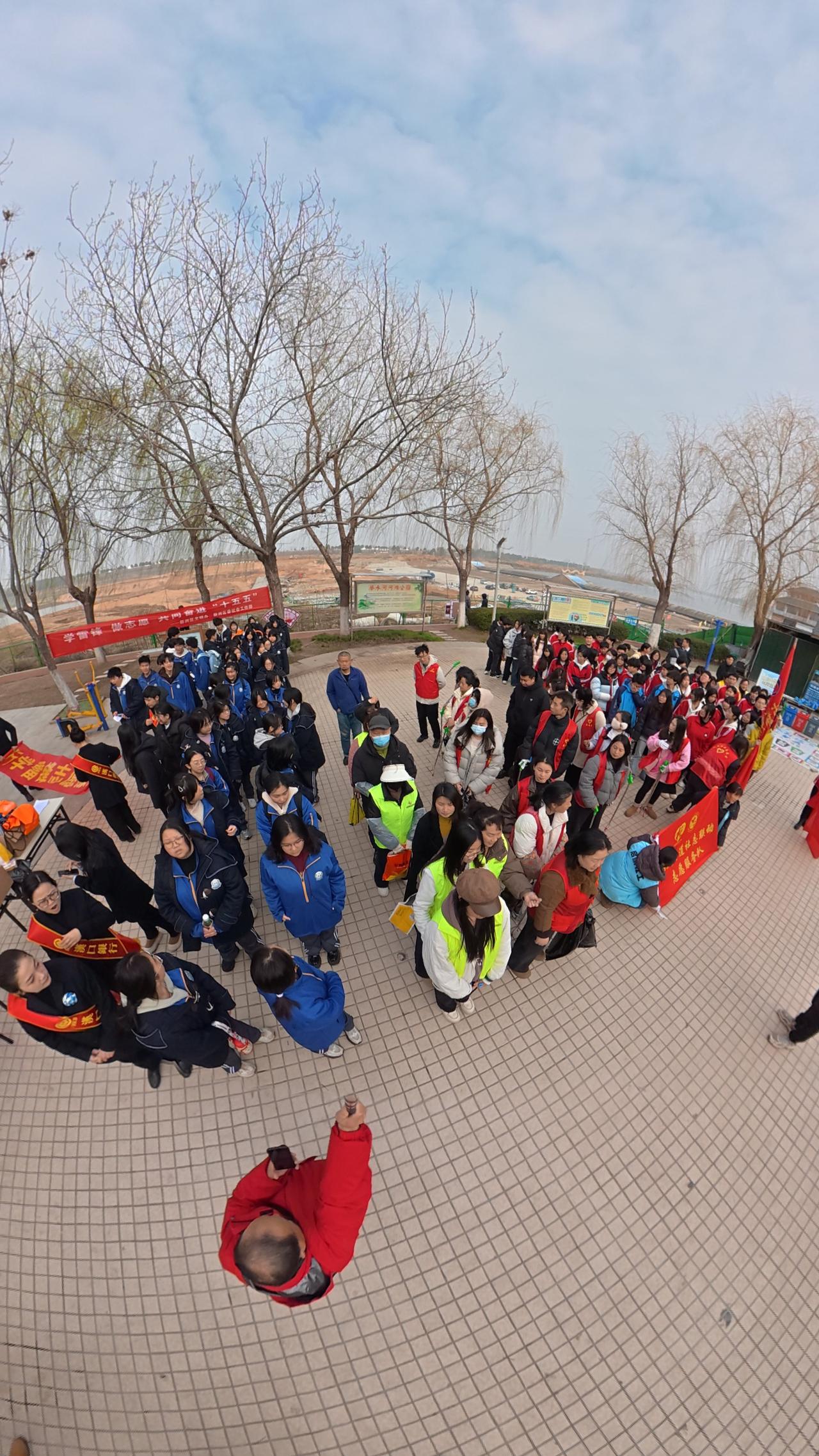 3月5日，学雷锋纪念日的晨光点亮新洲，守护母亲河的志愿行动温情开场。新洲区委社工