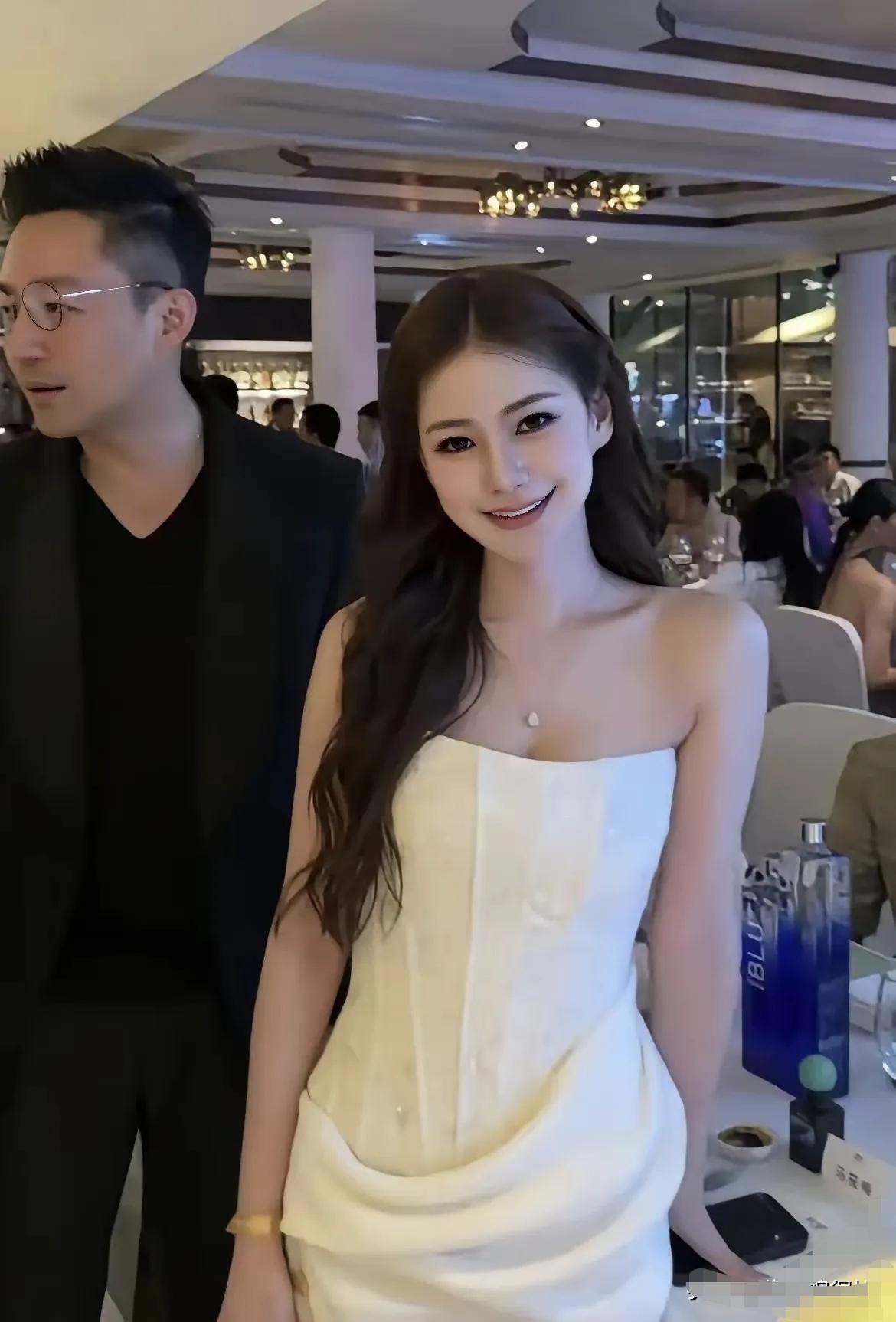 马筱梅这波操作，明眼人一看就透着股不简单。
 
直播里直言汪小菲想在湾湾买大平层