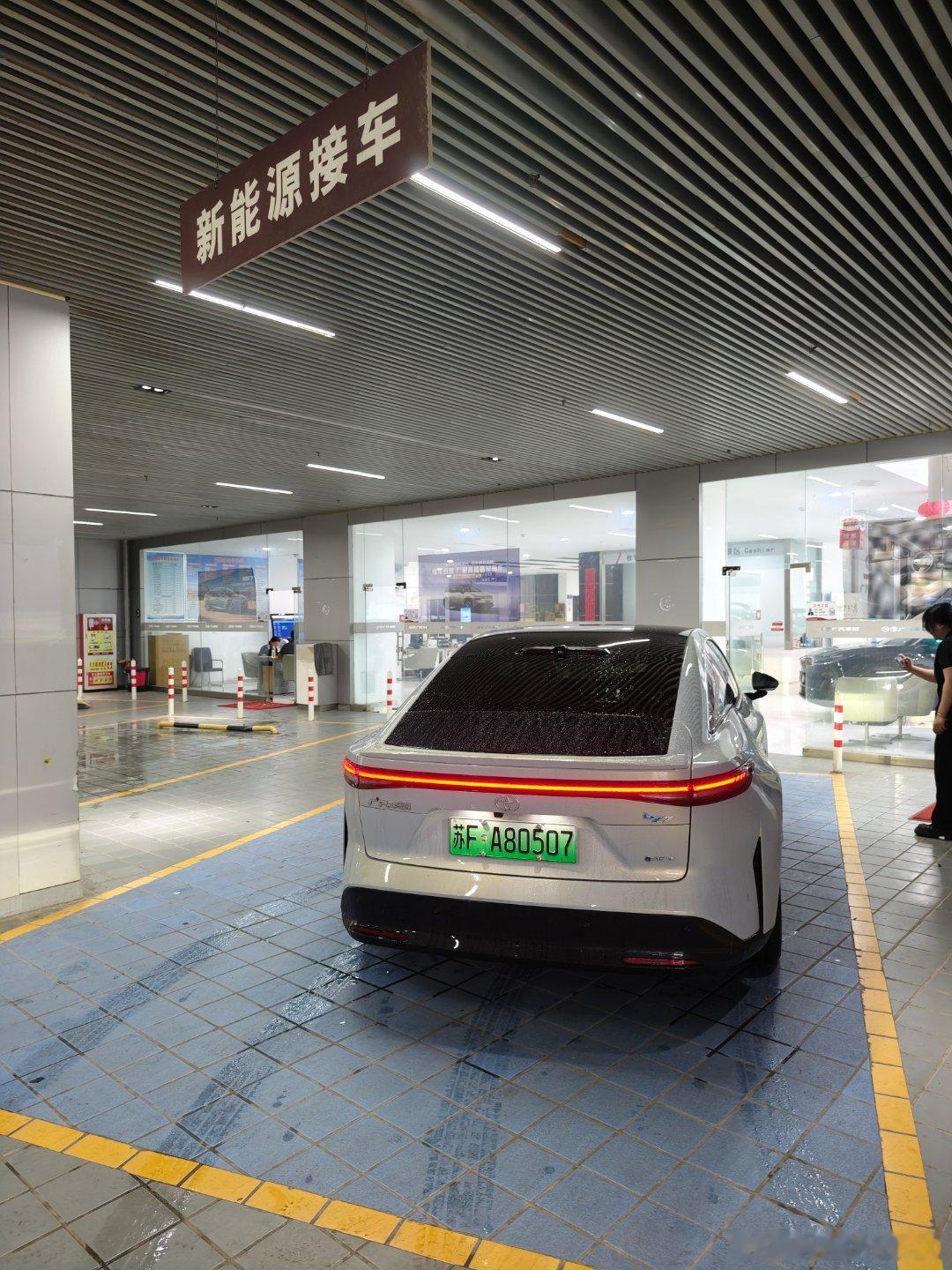 因为我的丰田铂智7蹭了一下去修车，所以两台车去，一台车回家 ​​​