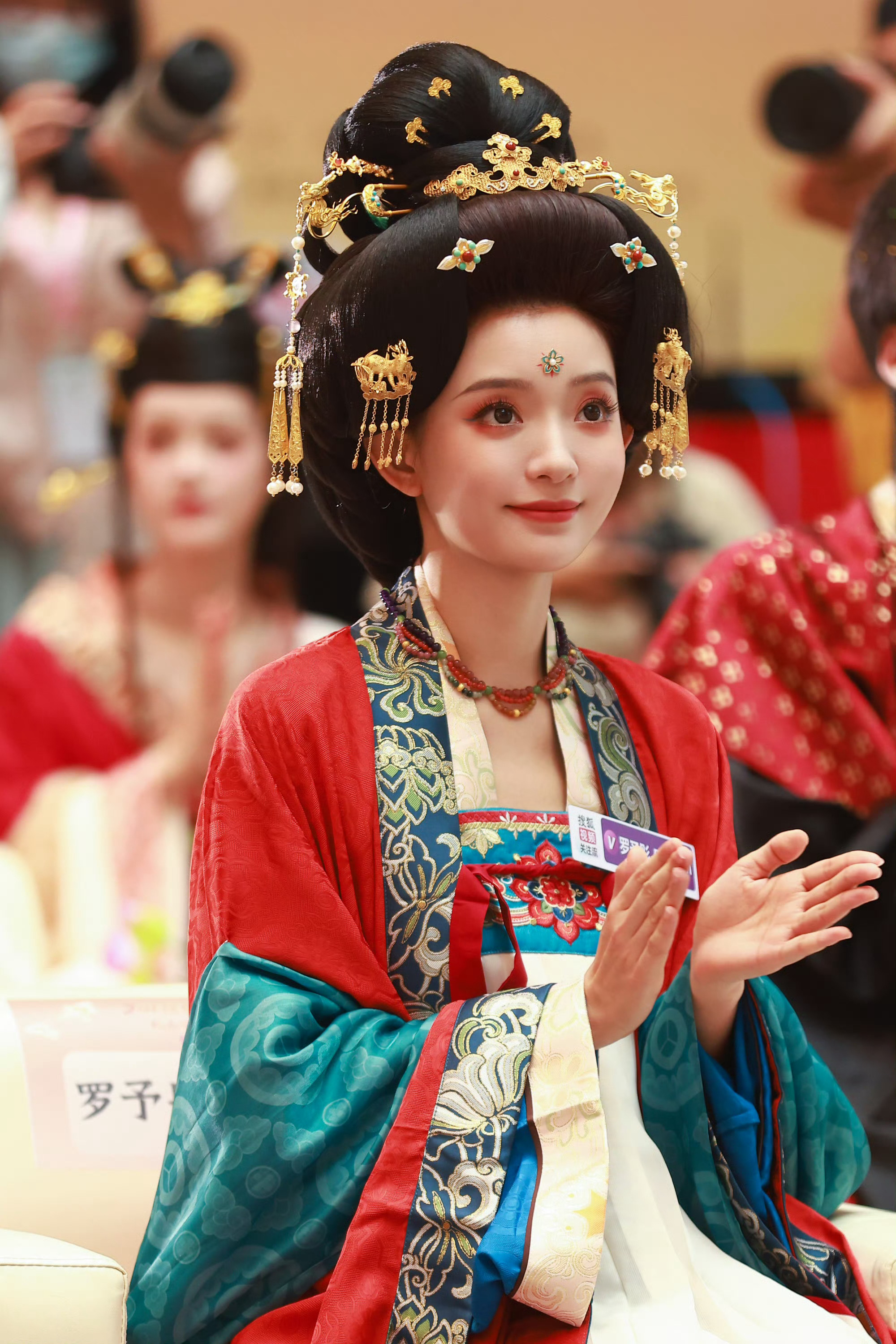罗予彤回应乘风抱团争议罗予彤回应乘风抱团相关争议，坦言只是几位姐姐感情深厚，相处
