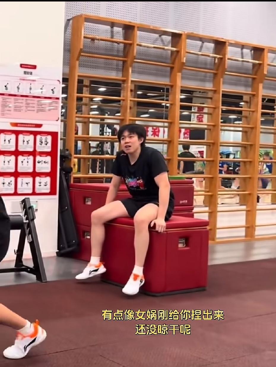 东北人一出口就是梗啊
头哥惦着脚丫子，吐槽草莓熊
“有点儿像女娲刚给你捏出来
还