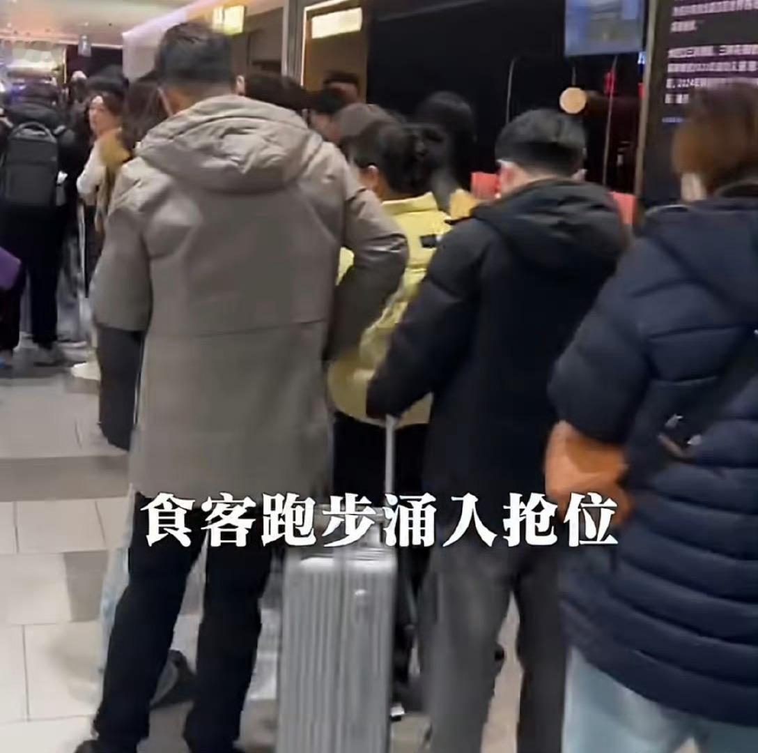 西安人为了吃鱼排队到凌晨3点厉害了，真的挺佩服这些人的，为了吃个鱼排队到凌晨3点