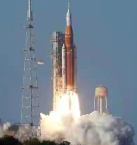 美国载人绕月飞行目前出现两个问题。
刂其一，通讯异常，宇航员疑未收到地面指令没有