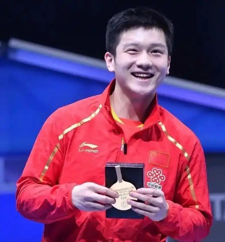 樊振东出现在美国，与黄仁勋见面了
不知道小胖以后还会不会打乒乓球呢
非常怀念小胖