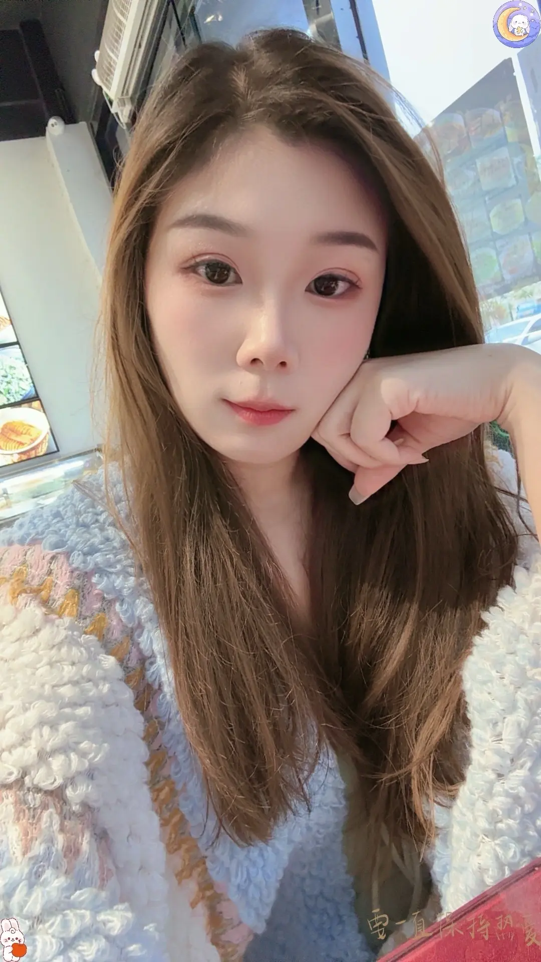 很敬佩一种女人，她没有傍大款的想法，也不出卖灵魂，她可以坚强，可以优雅...