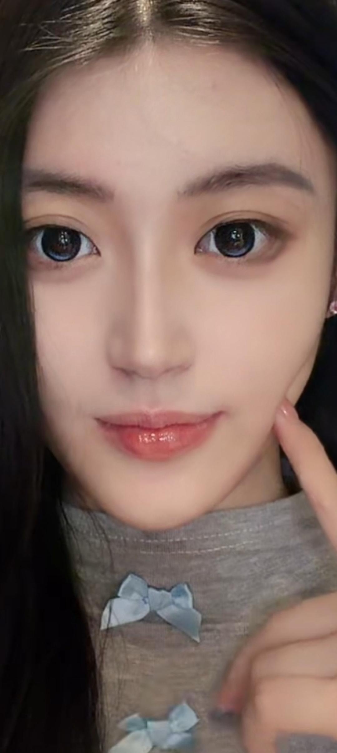 这姑娘眼睛好大，好可爱啊！