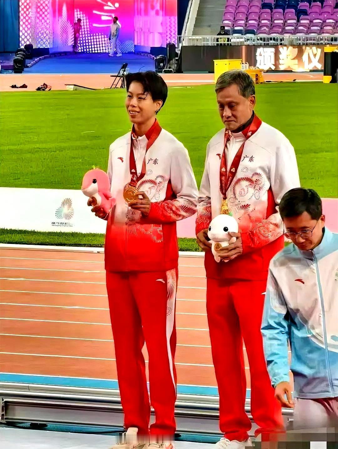 刚看到这张照片的时候总感觉有些怪，
 

怪在哪？教练脸上那表情藏都藏不住的不自