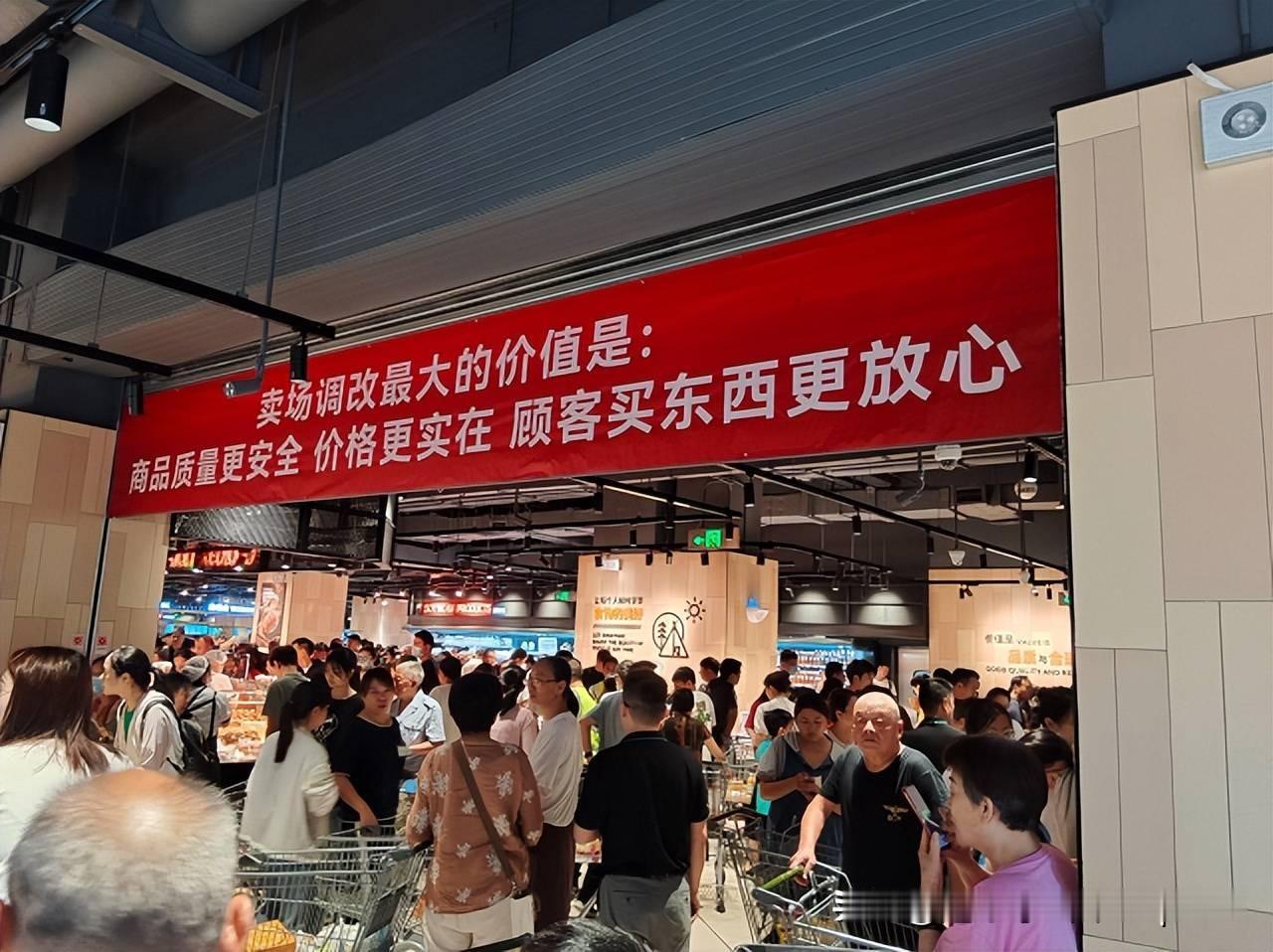 简单来说，胖东来能够赢得顾客信任和喜爱，本质上是把商业回归朴素：
一是对顾客，少