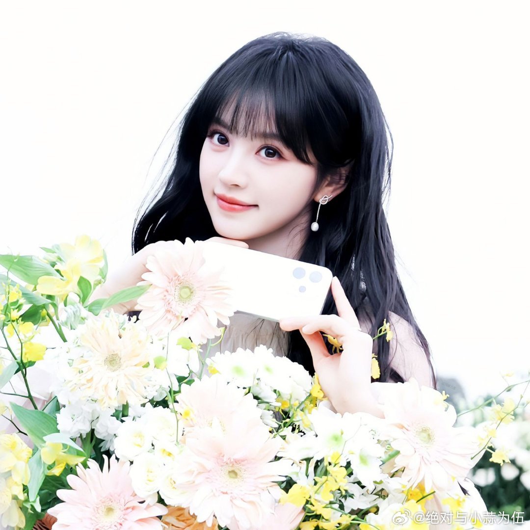 田曦薇田曦薇的第一个神级镜头 送猪上天后那一眼太绝了！发丝轻扬，眉眼温柔，田曦薇