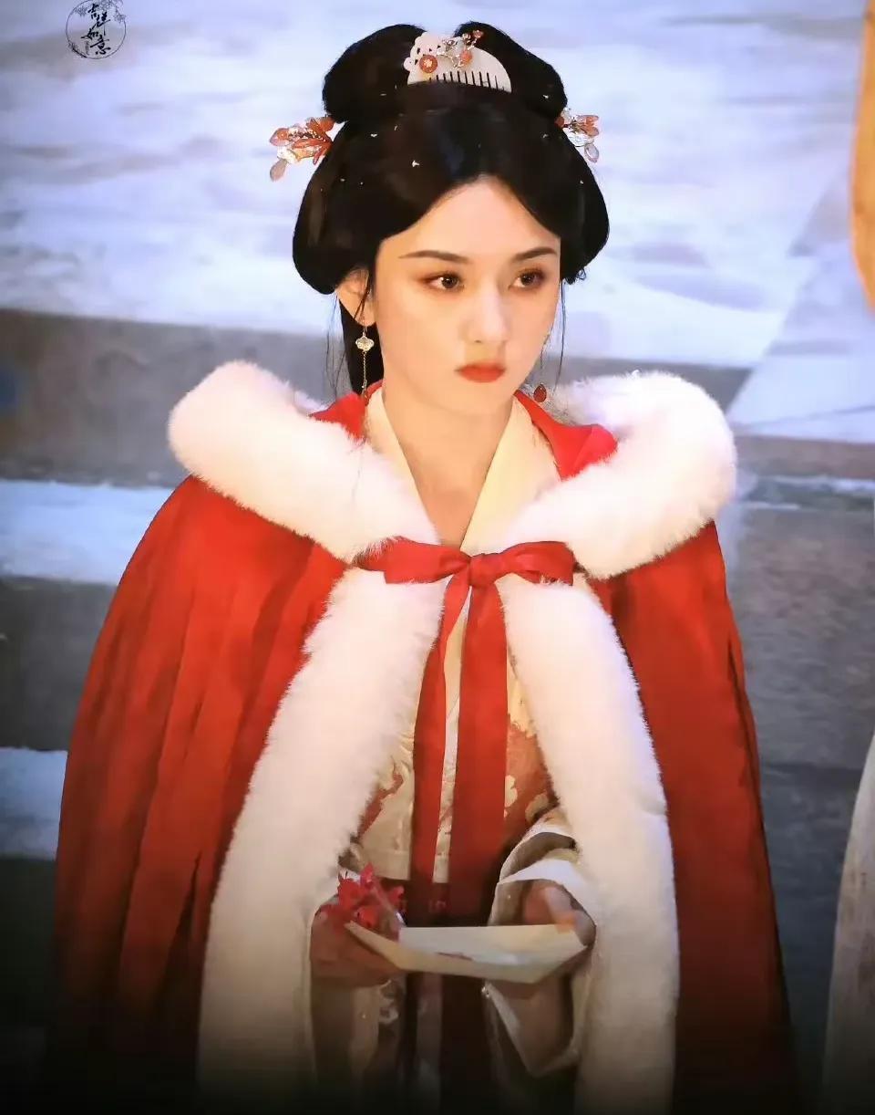 是不是会想到“踏雪折梅”的薛宝琴，
这是《折腰》里小乔的一个剧照，
面容姣好，白