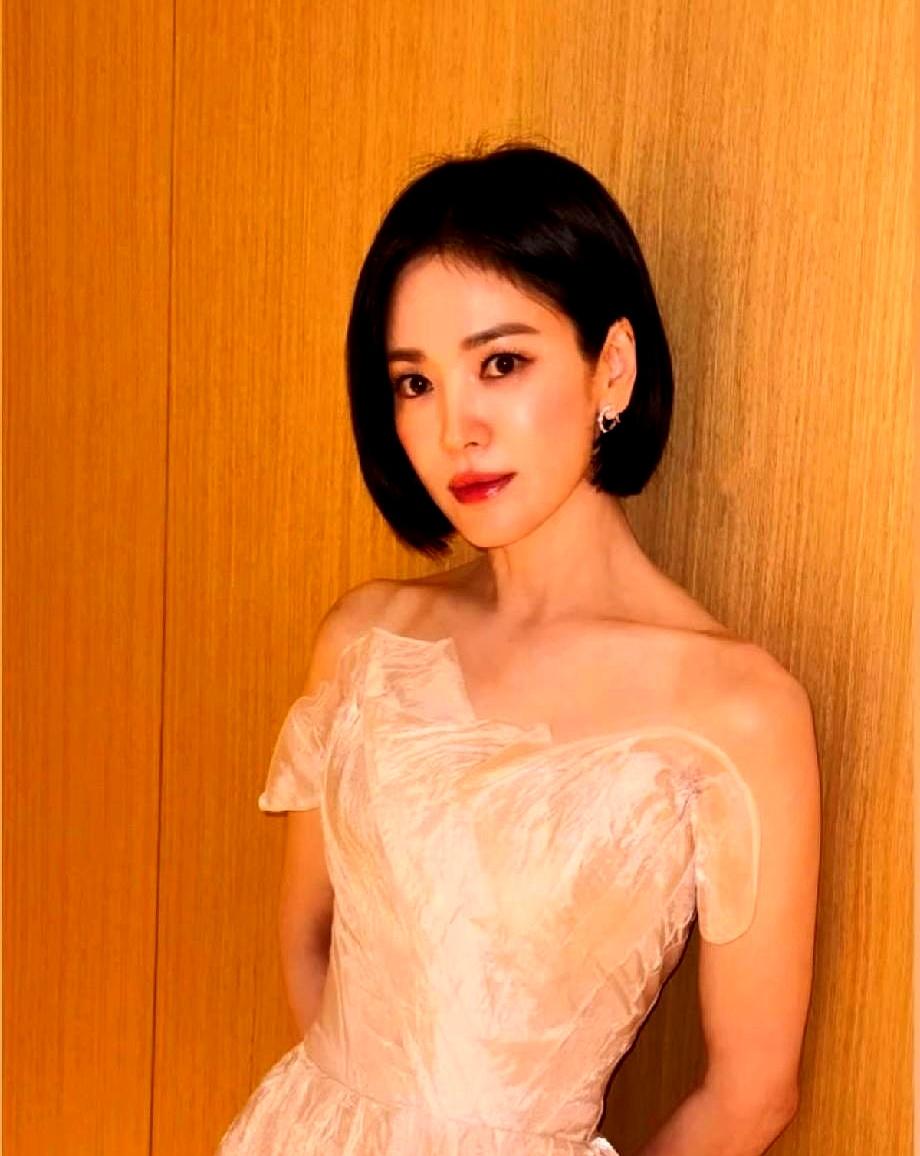 宋慧乔虽然2025年没有获奖，可是之前姐姐也获得过很多奖。
她出道二十多年，从