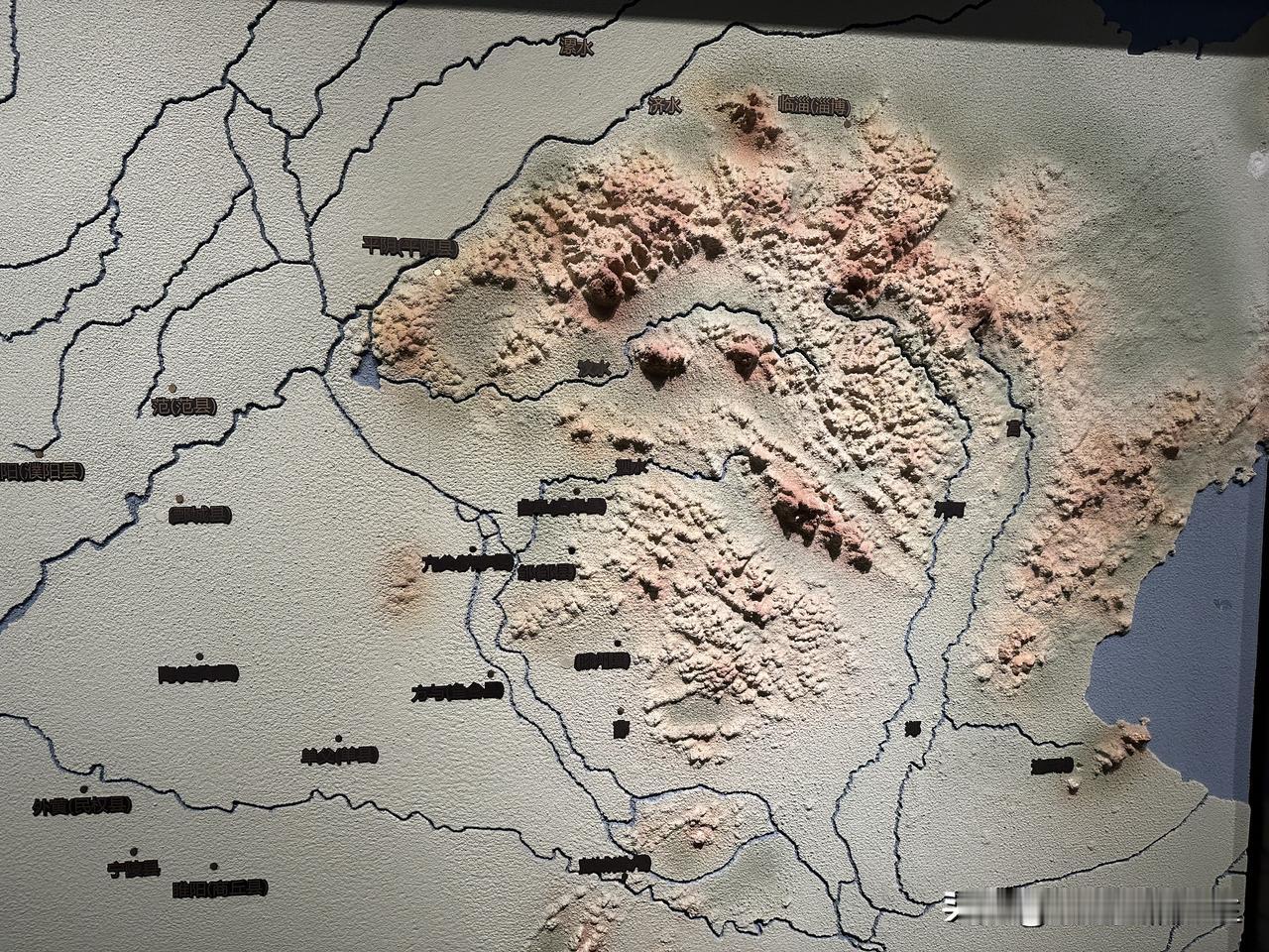 历史的本质：
历史的车轮滚滚向前，看似玄妙，实则是无数渺小的个人力量为了“生存”