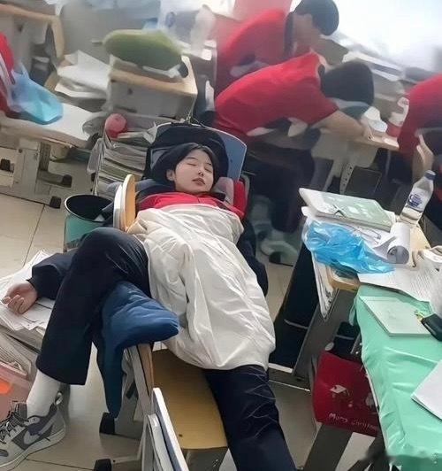 终于明白高中班主任说的那句：“十七八岁的女孩子不用化妆，怎样都是漂亮的。” 