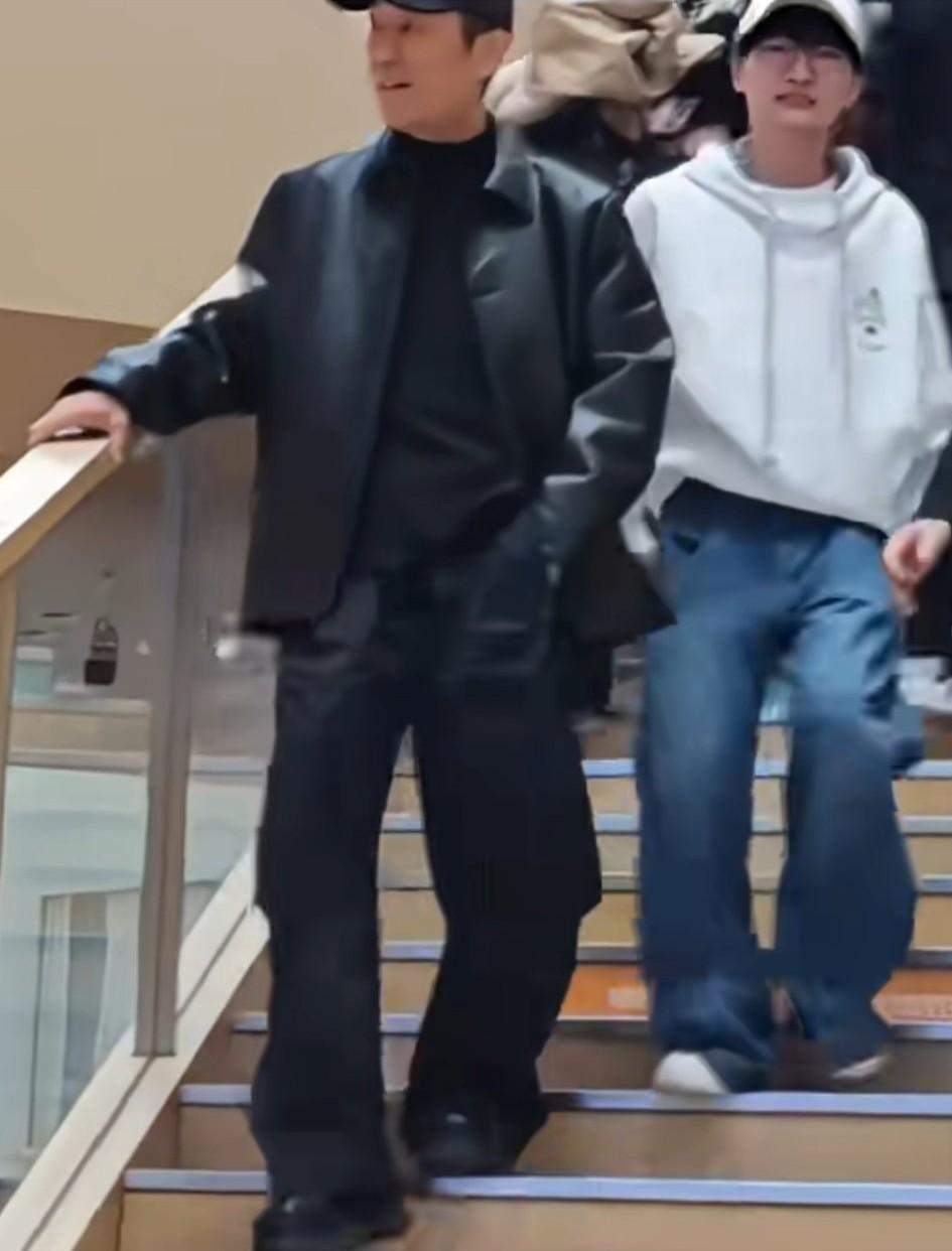 踩着厚底鞋，穿着皮衣阔腿裤，75岁的张艺谋一亮相，直接把身边的陈凯歌、冯小刚，衬