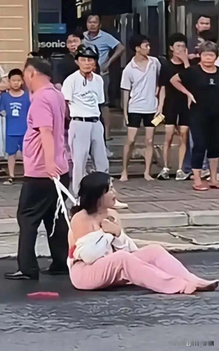 妻子偷情被丈夫抓个現行，偷情肯定不对，但丈夫也不能如此残暴的把妻子拖拽在大街上出