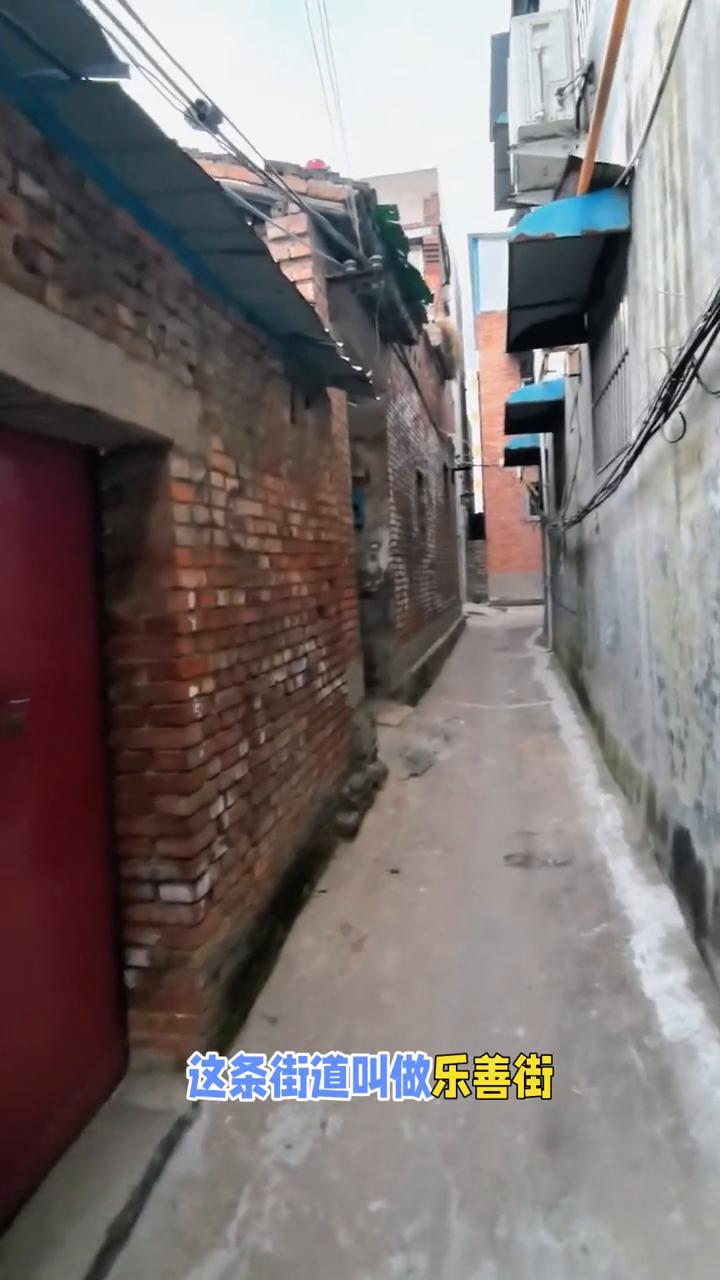朋友们，从洛阳的莱马清风街继续东进，有一条堪称一线天的小巷。来看看洛阳这条小巷够
