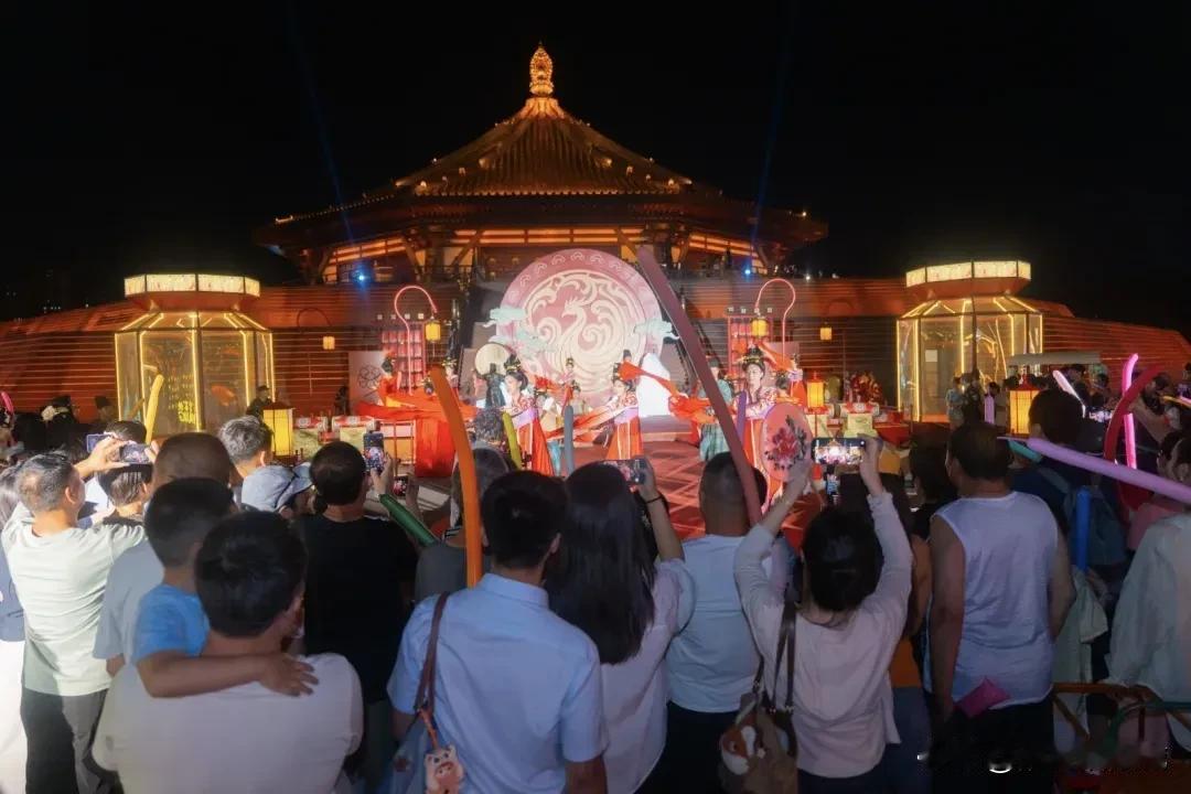 【就在今晚！明堂北广场泼水狂欢开启！】即日起至8月31日每晚8:30（周一除外）