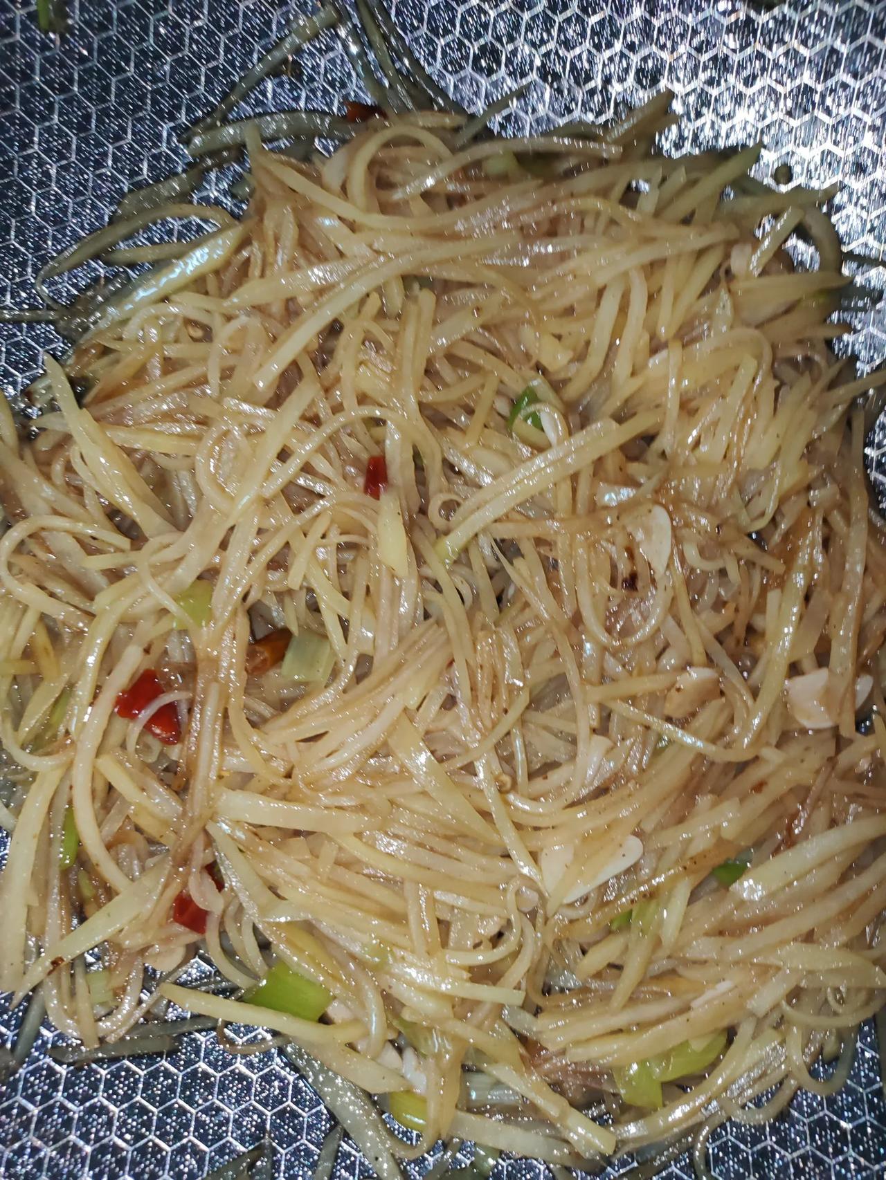 面对居高不下的青菜价格，土豆或许是最物美价廉的菜了，1个土豆1块钱左右，可以炒1