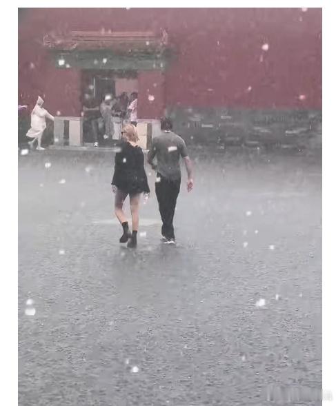 雨一直下，雨一直下，气氛不算融洽。说着不着边的话。放屁了 ​​​