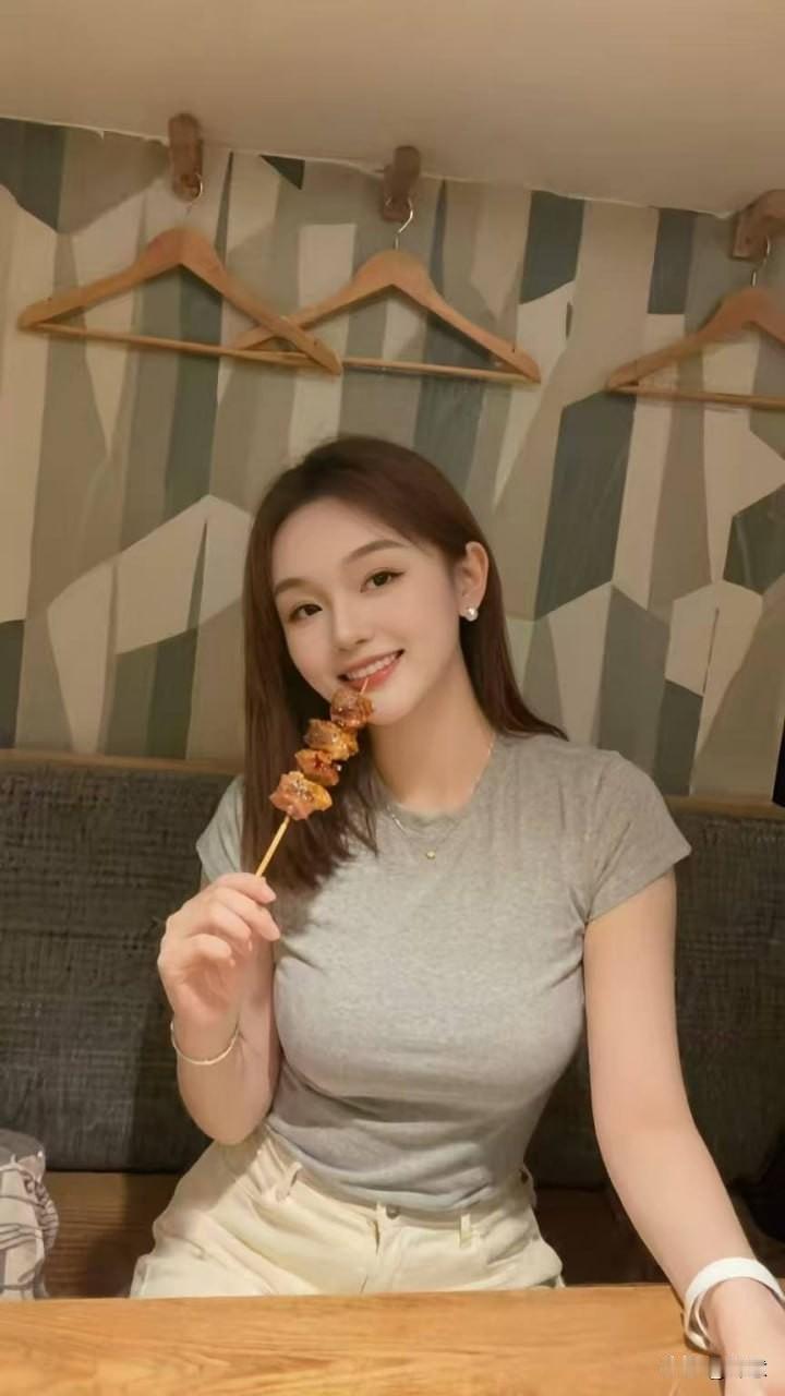 ​这才是重庆街头最靓的风景线！少妇吃串，身材傲人，你看一眼也忘不掉！宵夜摊美女