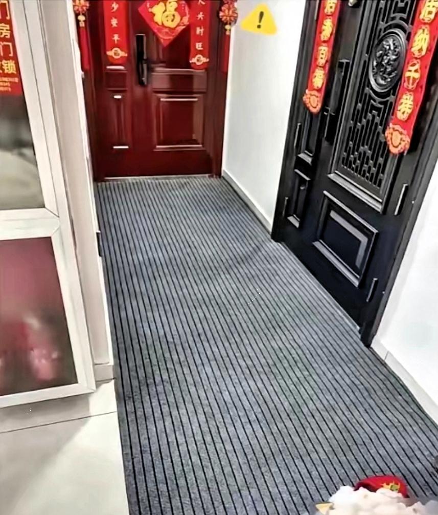 今早一开门直接傻了！刚搬来没几天的邻居，一声不吭把我家门口也铺上了地垫，跟他家连