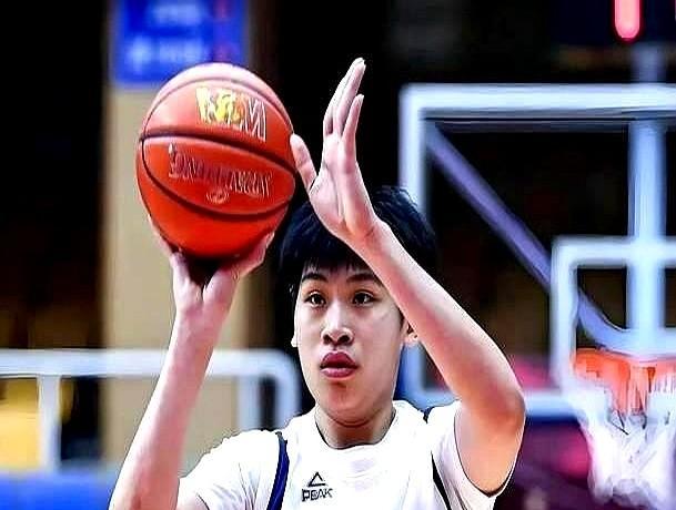 她被教练点名当副队长了。
别把这当花瓶。
场上她用防守和三分在回话。
不是一天两