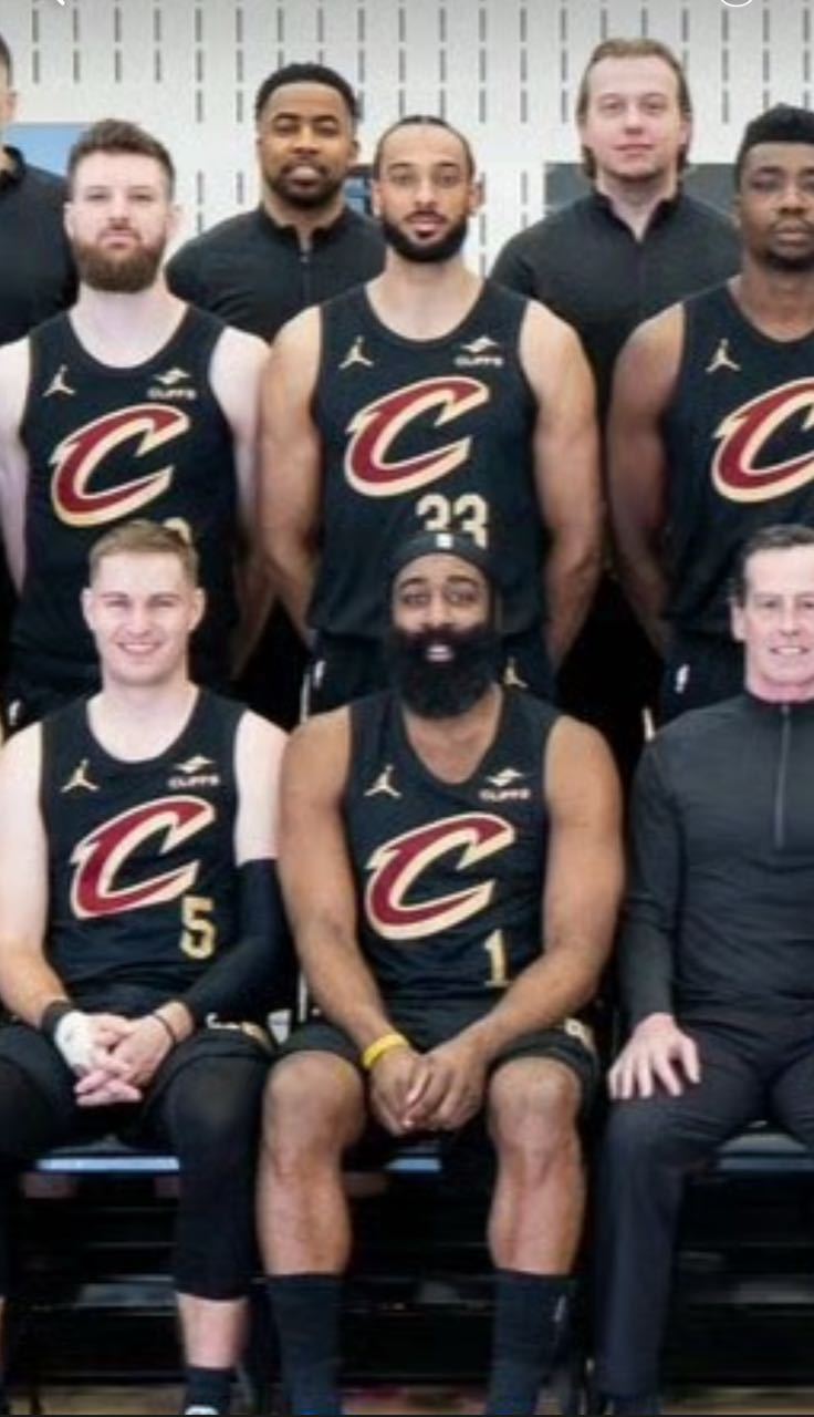 那个合照哈登头上很像有俩问号？？ 克利夫兰骑士 哈登