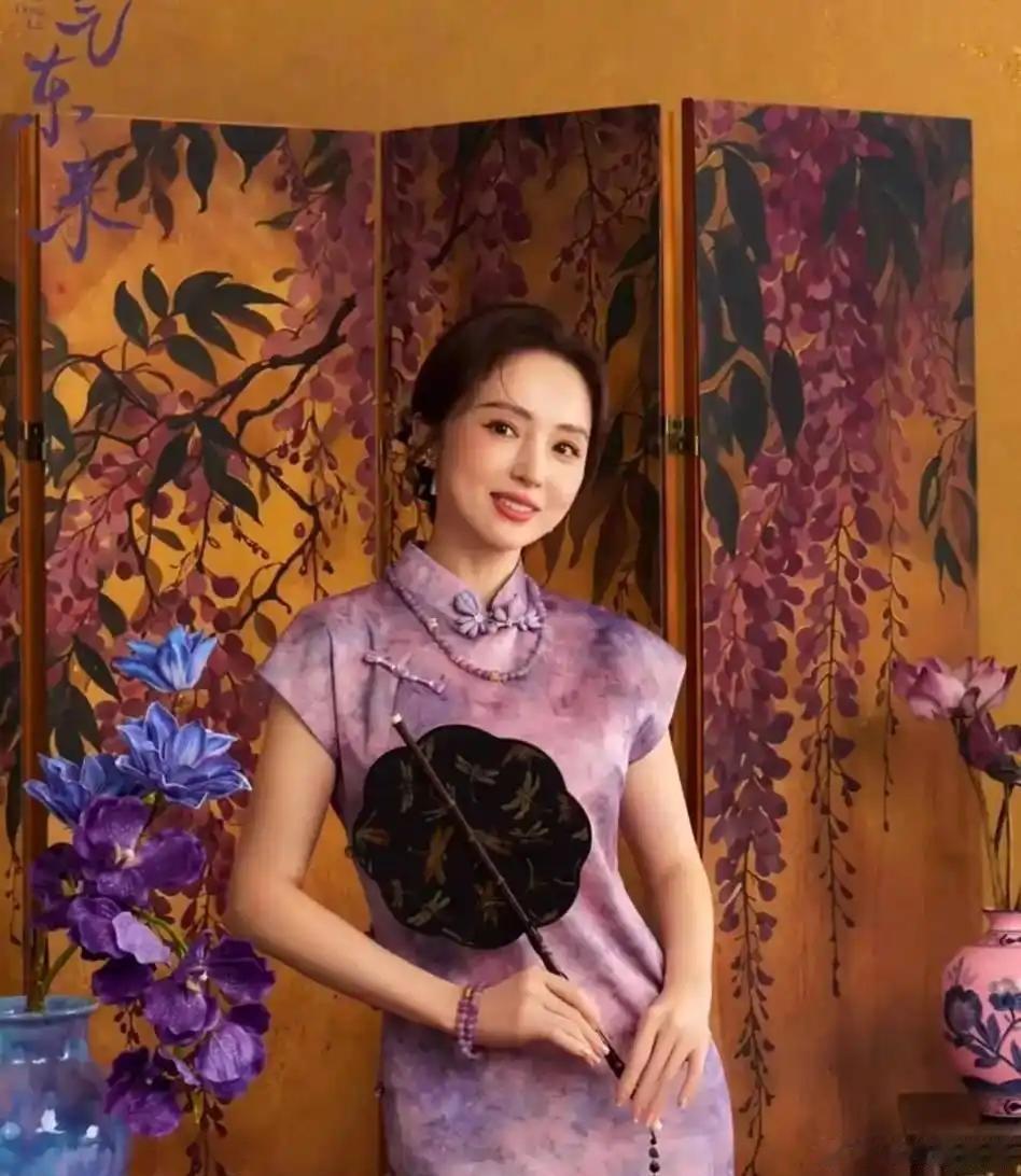 董璇小酒窝母女同框合照 