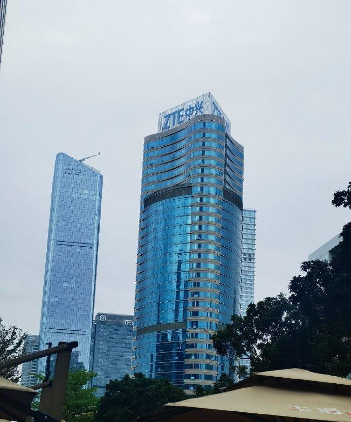 一程深圳，一念旧地。
与老东家不期而遇，
不过两三百米，已是十三年光阴。
大厂岁