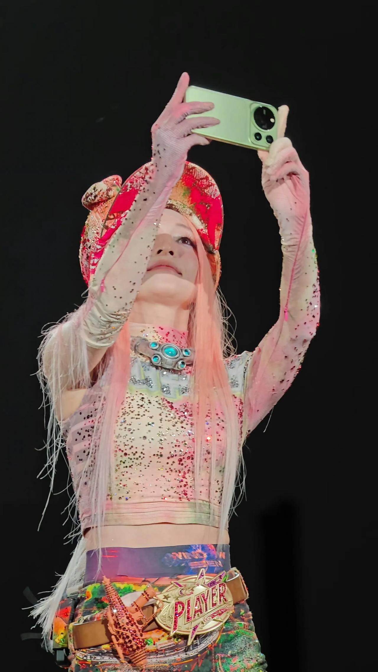 张韶涵演唱会现场拿的这是什么手机？歌手跟手机颜值都好高啊！