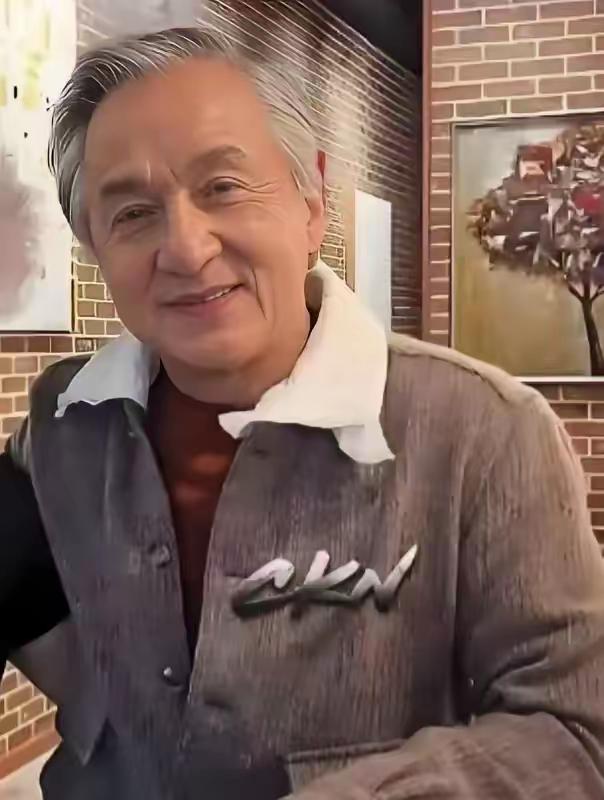 成龙醒来，看到两条消息
​一条关于儿子，另一条关于女儿
​第一条消息是，房祖名发