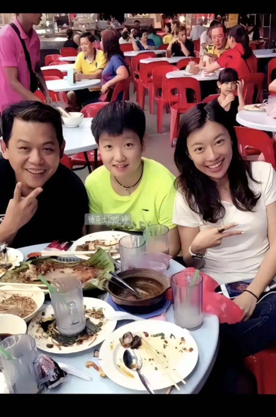 谁家这么幸运请到莎莎去喝喜酒[微笑]
啊 这张照片真是第一次见啊
 我要萌死了