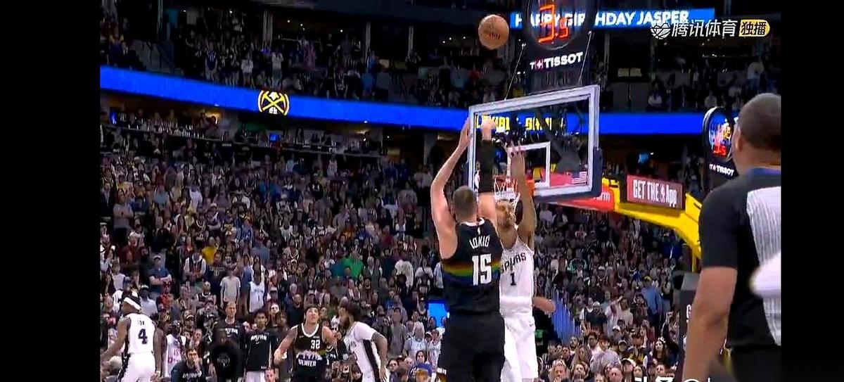 约老师和文班亚马，这俩怪兽的对决，最后几分钟简直不像是真的。
马刺揣着11连胜的